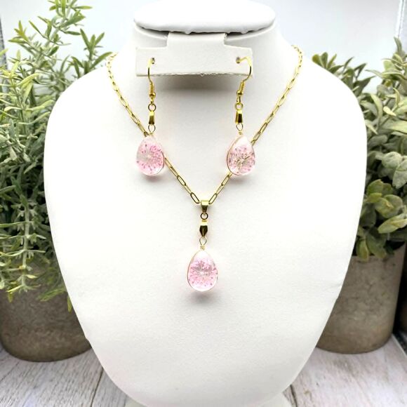 Jewelry - Pink Dried Flower Teardrop Resin Jewelry Set Gold Tone Necklace & Earrings